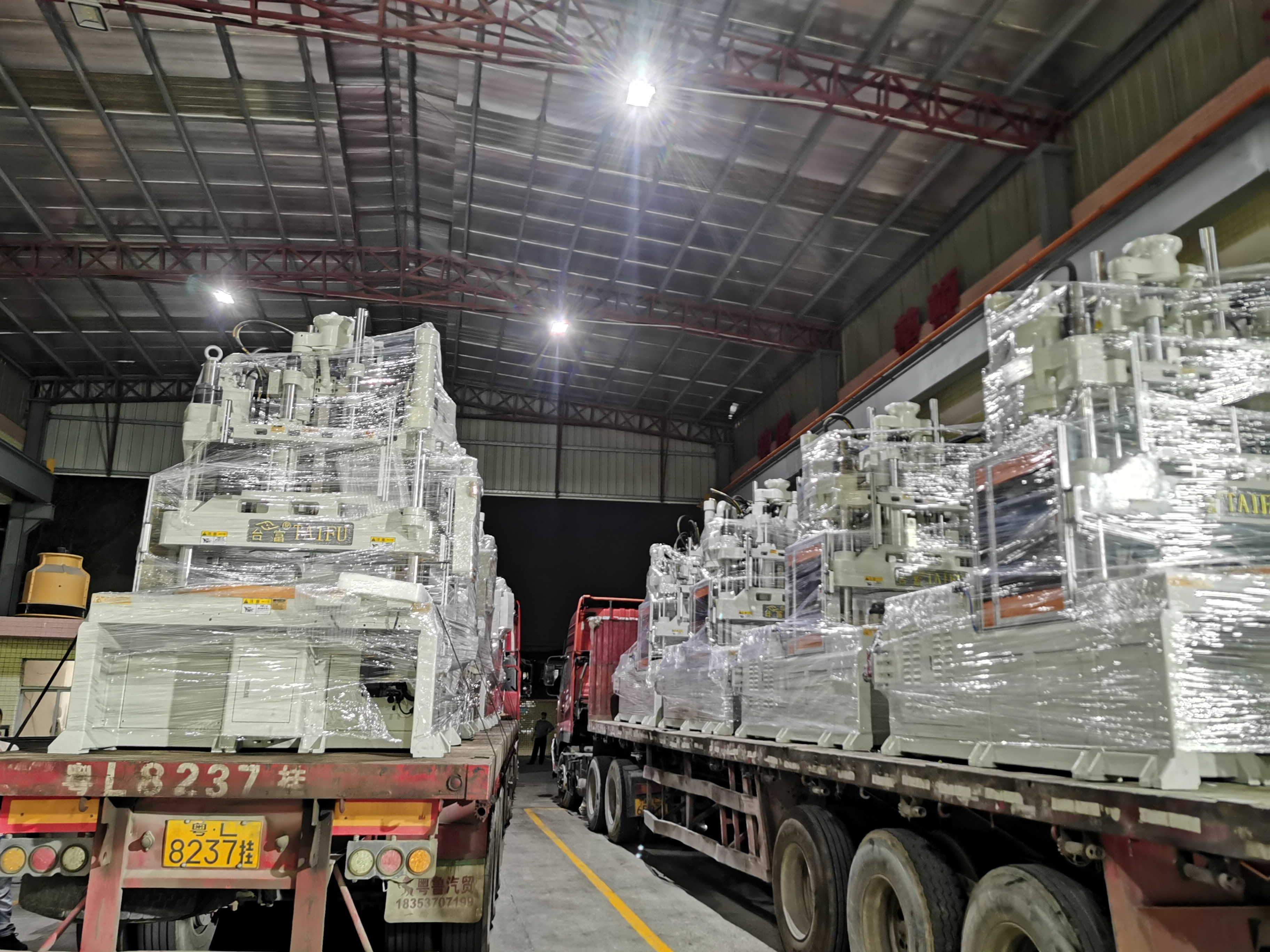 立式滑板注塑機