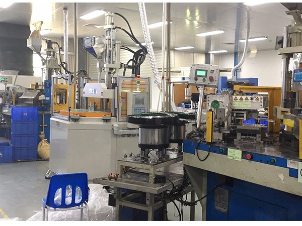 塑料擠出機與立式注塑機的區(qū)別是什么